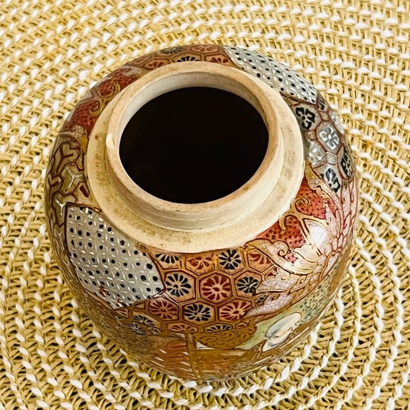Antique Satsuma Japan Hand Painted Covered Ginger Jar - Picture 6 of 8